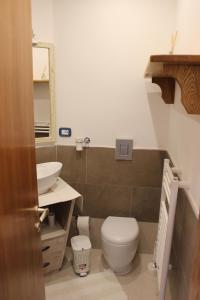 モンテロッソ・アル・マーレにあるSeaview Apartment Monterosso, Cinque Terreのトイレと洗面台付きのバスルーム +21枚の写真