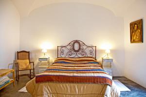 a bedroom with a bed and two lamps and a chair at Pinheiro de Monsaraz- Casa De Santa Maria T3 com piscina in Reguengos de Monsaraz +25 photos