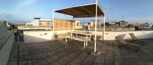 ムーロ・レッチェーゼにあるLa bella Muroの屋上のパティオ(テーブル、椅子付)