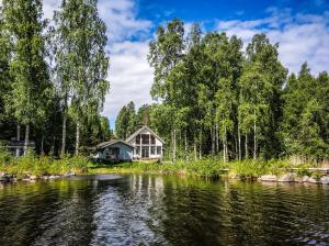 une maison au bord d'une rivière dans l'établissement Villa North Karelia by offerhut 25, à Onkamon Kannas