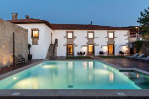 uma piscina em frente a uma casa em Casa de Santa Cruz em Felgar
