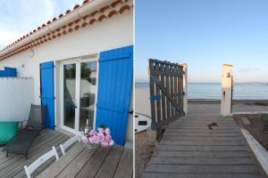 une maison avec une porte bleue sur la plage dans l'établissement Au Grand sud, à Hyères 18 autres photos
