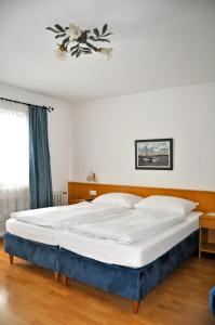 ein Schlafzimmer mit einem großen Bett in einem Zimmer in der Unterkunft Gästehaus Pension Edelweiss in Kolsass
