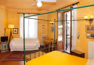 A bed or beds in a room at Poggio Imperiale Apartments