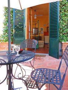 un tavolo con due sedie e un ombrellone su un patio di Poggio Imperiale Apartments a Firenze
