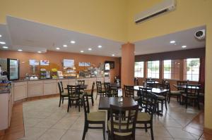 Reštaurácia alebo iné gastronomické zariadenie v ubytovaní Ramada by Wyndham Santa Fe