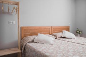 Łóżko lub łóżka w pokoju w obiekcie Pension Casa Maruja