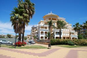 un gran edificio blanco con palmeras delante en Atlántico by HOMA, en Isla del Moral