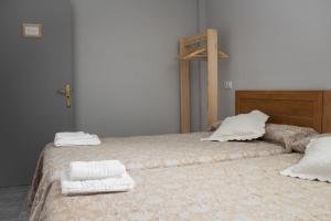 Łóżko lub łóżka w pokoju w obiekcie Pension Casa Maruja