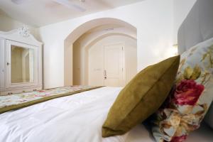 1 dormitorio con 1 cama con 2 almohadas en Casas de São Bento, en Lisboa