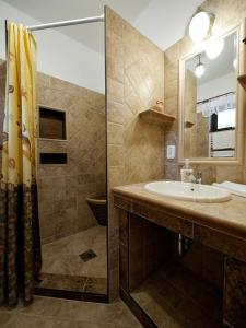 Koupelna v ubytování Szérűskert Vendégház Pusztaszer