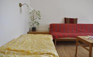 Zimmer mit einem Bett, einem Sofa und einem Tisch in der Unterkunft Lately renovated country house in Trenčín