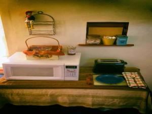 A kitchen or kitchenette at Cozy Muir Cottage - In Town - Pet Friendly