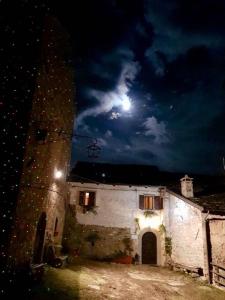 リオルナートにあるB&B Ca Dei Lenzottiの夜の月の建物