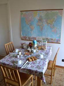 uma mesa com uma toalha de mesa com comida em B&B Villa Lattes em Vicenza