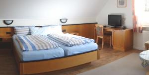 Ein Bett oder Betten in einem Zimmer der Unterkunft Pension Am Wiesengrund