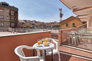 Una mesa con un plato de comida en un balcón. en Albergo Natalina, en Finale Ligure