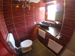 Koupelna v ubytování Kulla Dula Guesthouse + 22 fotografií
