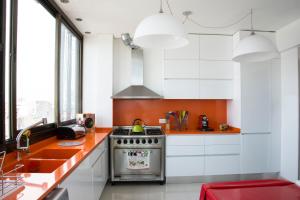 cocina con armarios blancos y fogones en Apartamento 4 Ambientes Recoleta en Buenos Aires