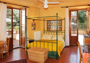 フィレンツェにあるポッジョ インペリアーレ アパートメンツのベッドルーム1室(天蓋付きベッド1台付)