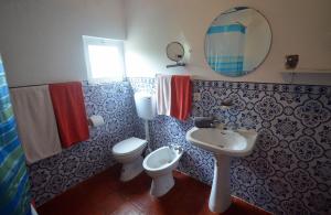 y baño con lavabo, aseo y espejo. en Happy Cat House - Holiday Rental, en São Martinho do Porto