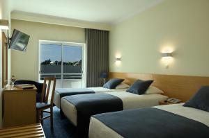 Postel nebo postele na pokoji v ubytování Cova da Iria Hotel