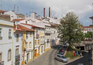 widok na ulicę miejską z budynkami w obiekcie Casa do Arco Portalegre w mieście Portalegre