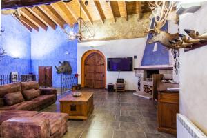 a living room with a couch and a table at Guara Rural in Panzano