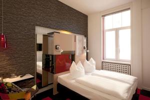 Postel nebo postele na pokoji v ubytování Hotel Cristall - Frankfurt City
