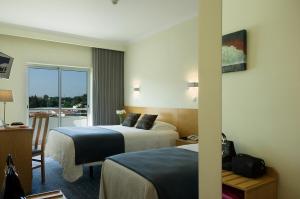 Cova da Iria Hotel tesisinde bir odada yatak veya yataklar