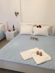 
Un pat sau paturi într-o cameră la Samothraki Suites Kalisti
