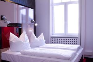 Postel nebo postele na pokoji v ubytování Hotel Cristall - Frankfurt City