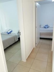 Pokój z 2 łóżkami i podłogą wyłożoną kafelkami w obiekcie Apartamento no Dalas Park Residencial w mieście Campina Grande