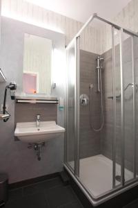Koupelna v ubytování Hotel Cristall - Frankfurt City