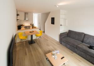 uma sala de estar com um sofá e uma mesa em Holiday Home Zuidstraat 30B em Westkapelle