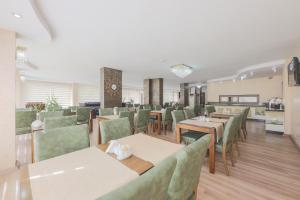 Kuchyň nebo kuchyňský kout v ubytování Hostapark Hotel