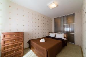 ヤロスラヴリにあるApart-Comfort Dresdenの小さなベッドルーム(ベッド1台、ドレッサー付)