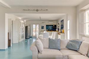 TV o dispositivi per l'intrattenimento presso Elegante Attico panoramico a 2 passi dal mare