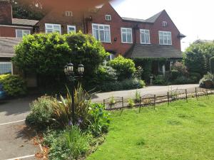 Gallery image of Barons Court Hotel in Wolverhampton