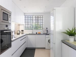 Een keuken of kitchenette bij Apartment Alcazaba Beach by Interhome