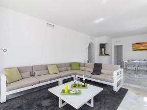 エステポナにあるApartment Alcazaba Beach by Interhomeのソファとテーブルのあるリビングルーム