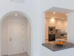 エステポナにあるApartment Alcazaba Beach by Interhomeの白いキッチン(カウンターにフルーツを入れた器付) +34枚の写真