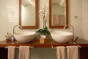 - deux lavabos sur un comptoir dans la salle de bains dans l'établissement Hotel la Plaça Madremanya, à Madremanya