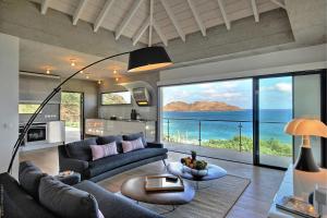 uma sala de estar com vista para o oceano em Villa Eranos em Saint Barthelemy