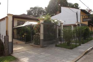 a gate in front of a house with plants at Pousada Luar da Serra in Conservatória