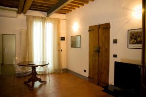 a living room with a table and a window at Callegherie 21 Boutique B&B in Imola