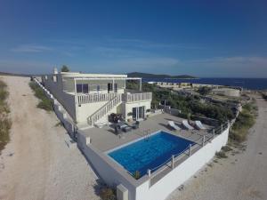 Bazén v ubytovaní Holiday house Anamarija alebo v jeho blízkosti