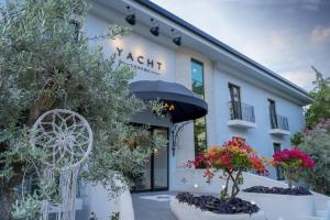 A garden outside Yacht Boheme Hotel-Boutique Class - Adults Only