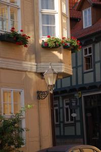 クヴェードリンブルクにあるクンストハウスの花箱付きの建物前の通り灯