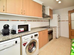 Η κουζίνα ή μικρή κουζίνα στο Apartment Jardines del Montgo-2 by Interhome